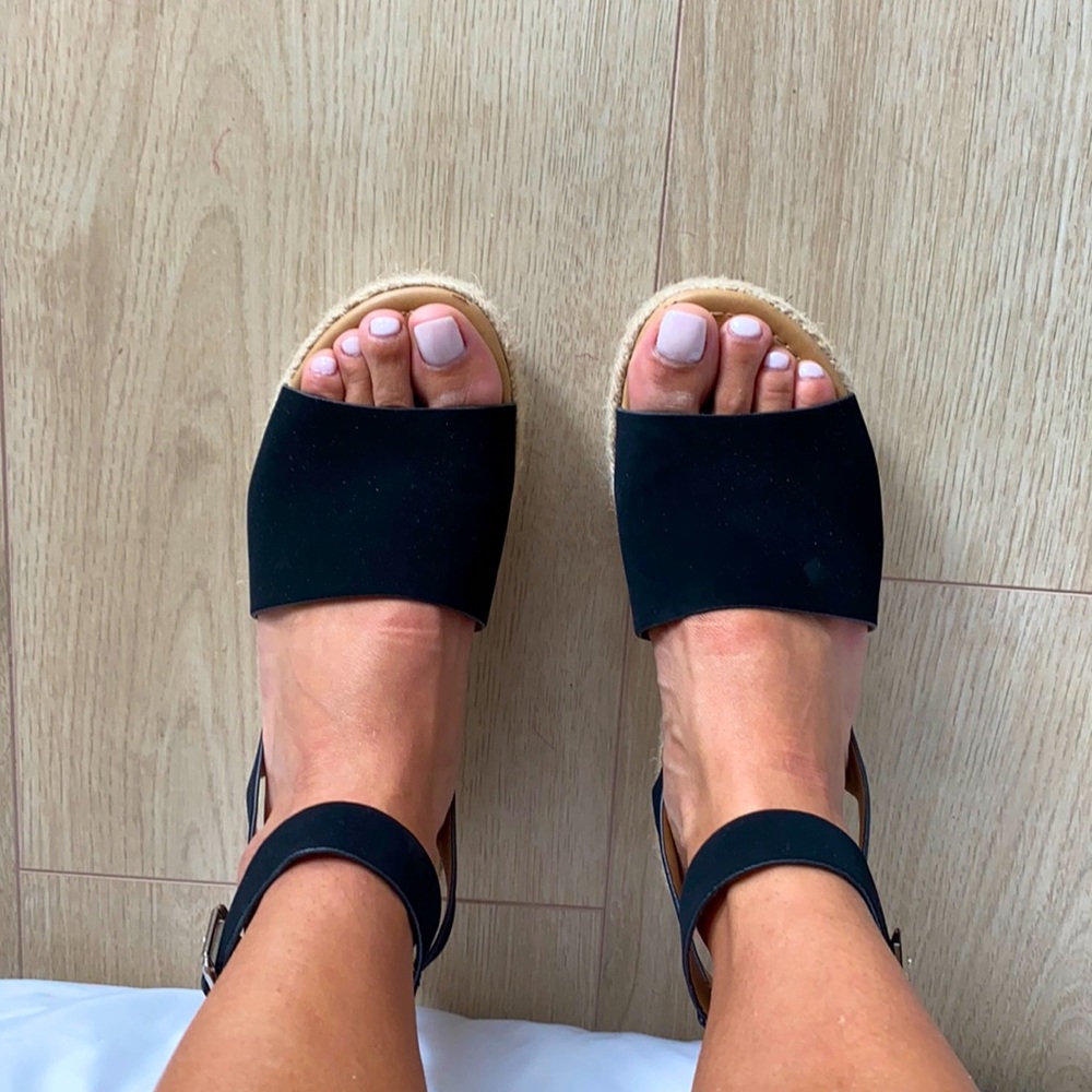 Black wedges